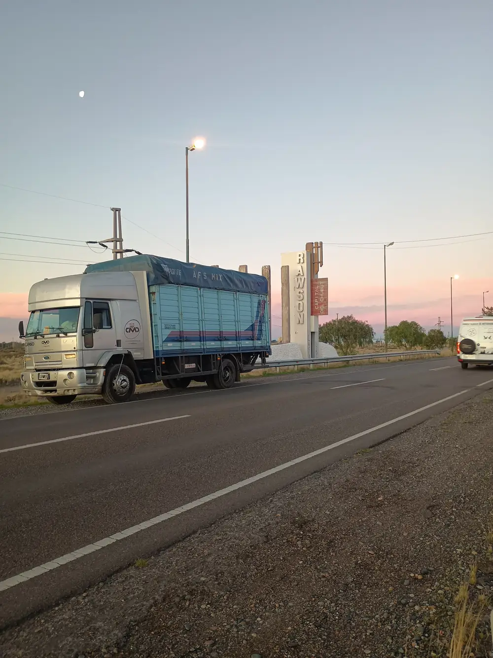 Camión de mudanzas al amanecer antes de comenzar el viaje