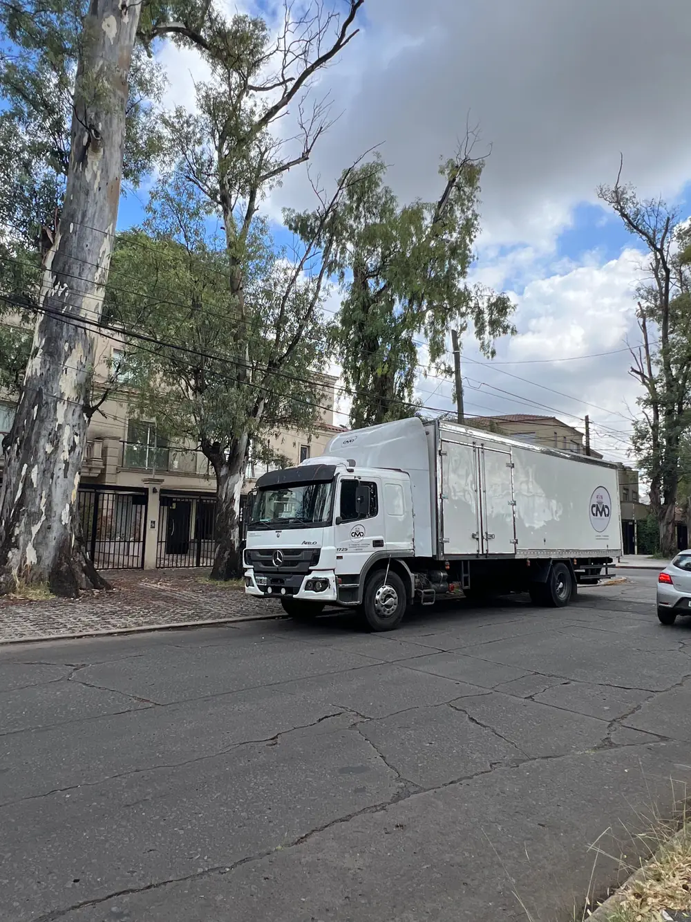 Camión cerrado de Mudandote estacionado en un barrio residencial