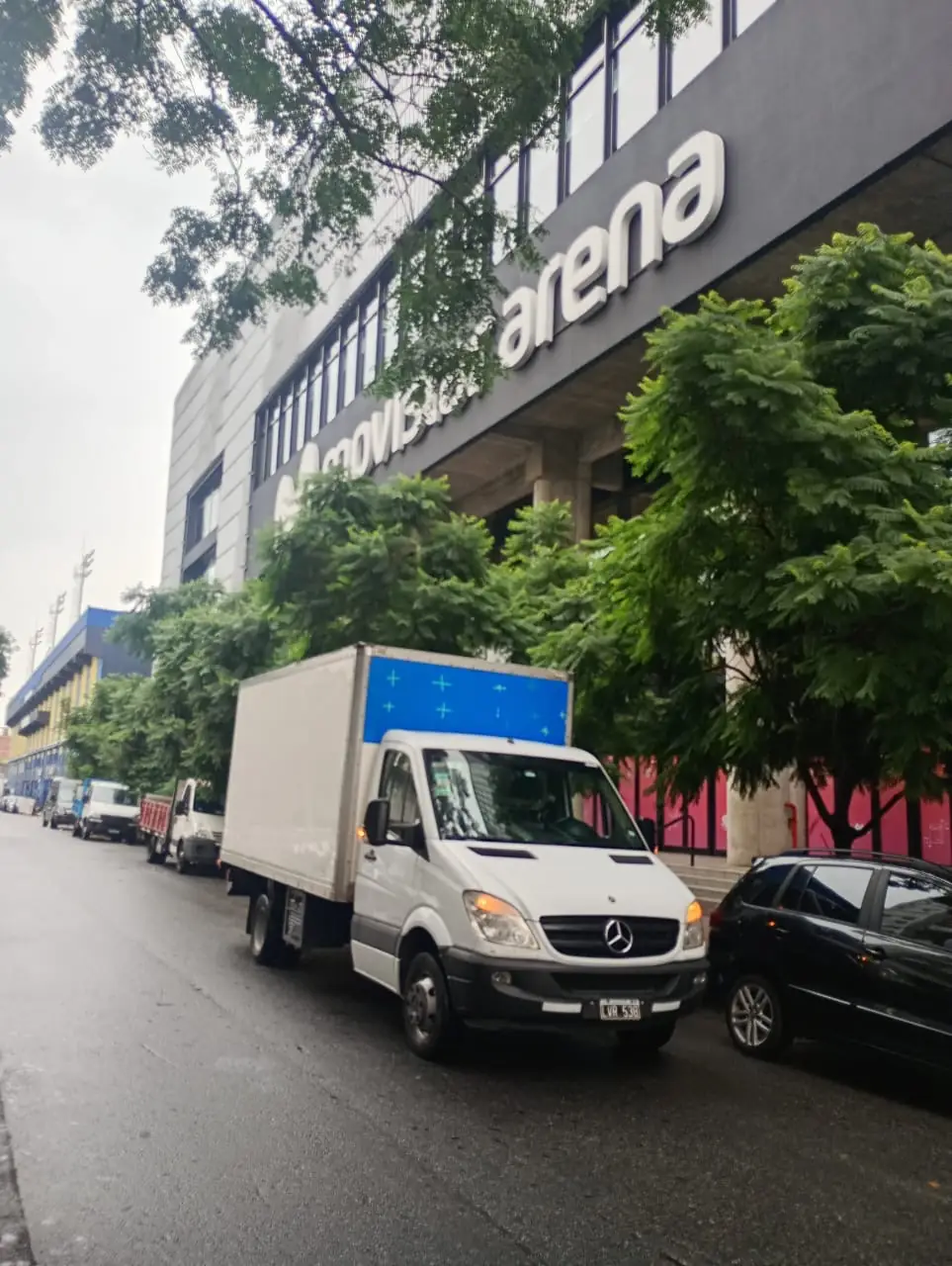 Camión de mudanzas trabajando en la ciudad de Buenos Aires