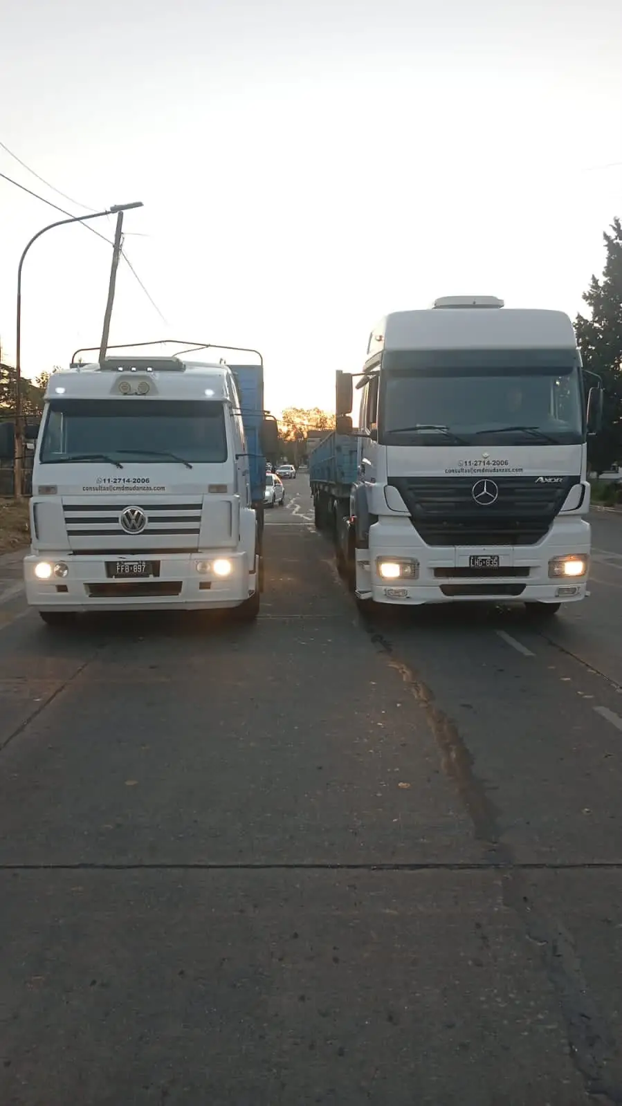 Dos camiones de la flota de Mudandote listos para salir a ruta